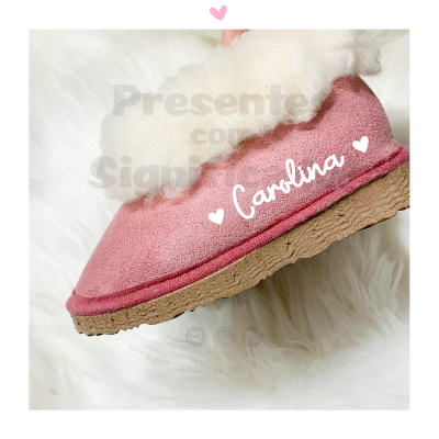 Pantufa feminina cor-de-rosa com interior peludo branco e sola castanha