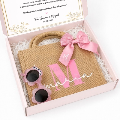 Bolsa em juta com laço rosa e óculos de sol florais cor de rosa numa caixa rosa