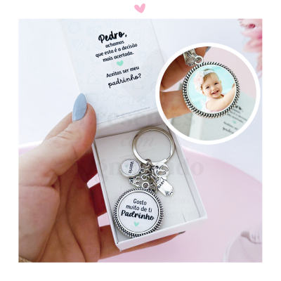 Chaveiro personalizado com foto de bebé e mensagem para padrinho dentro de caixa branca