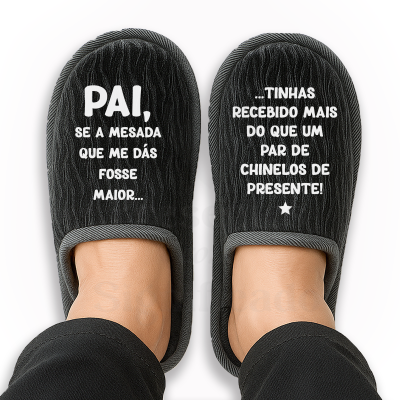 Chinelos cinzentos escuros com texto em branco para pai.