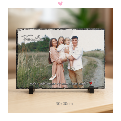 Placa de pedra com foto de família e texto em português