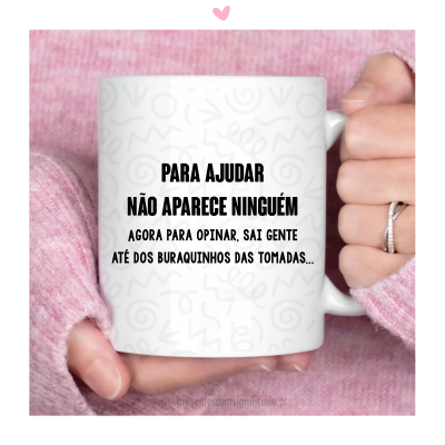 Caneca branca com texto em preto segurada por mãos com camisola cor-de-rosa