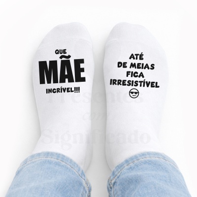 Meias brancas com texto preto para mães, usadas com calças de ganga azul claro