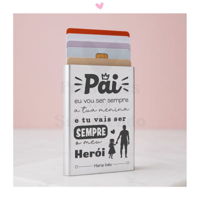 Porta-cartões prateado com texto dedicado ao pai e ilustração de pai e filha