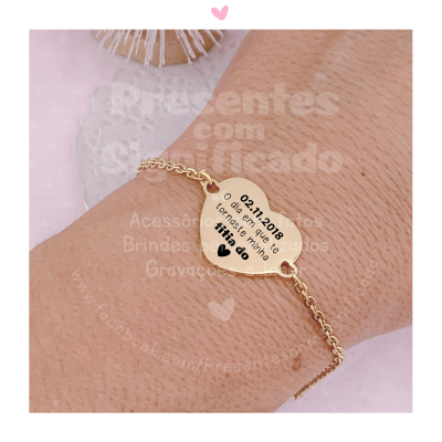 Pulseira dourada com pendente em forma de coração e gravação