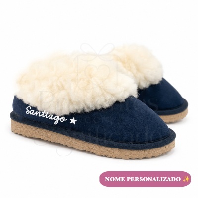 Chinelos de casa azuis com forro peludo creme e nome personalizado Santiago