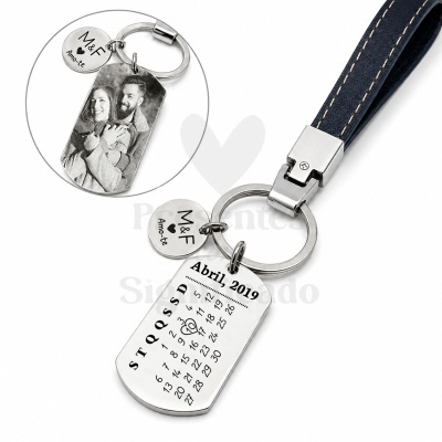 Porta-chaves metálico com calendário personalizado, correia preta e medalha gravada