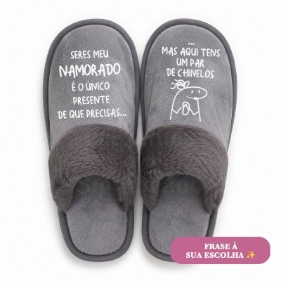 Chinelos cinzentos macios com mensagens e faixa de pelo castanho escuro