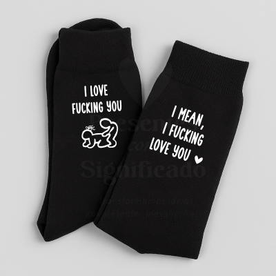 Par de meias pretas com texto branco e ilustração engraçada