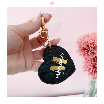 porta-chaves em forma de coração preto com letra M dourada e nome mariana branco