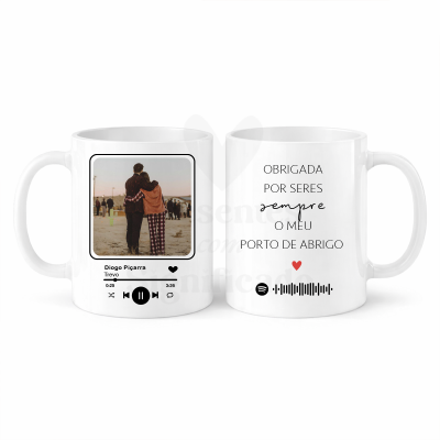 Caneca branca com imagem de casal e texto em português, incluindo código Spotify.