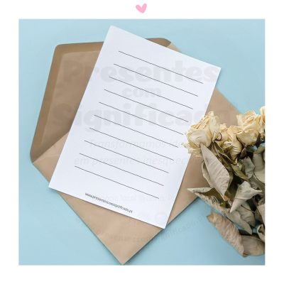 Folha branca com linhas sobre envelope castanho e flores secas ao lado sobre fundo azul claro