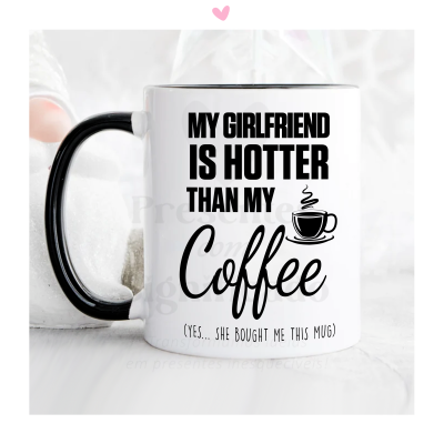 Caneca branca com texto humorístico em preto e pega preta