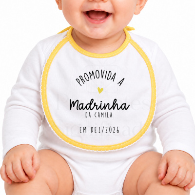 Babete branco com bordos amarelos e texto PROMOVIDA A madrinha DA CAMILA EM DEZ/2026 em bebé vestido de branco