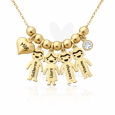 Colar dourado com pendentes de figuras humanas e coração com a palavra Mãe.