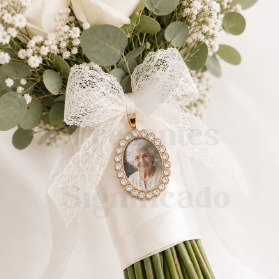 Ramo de flores com laço rendado e pingente oval com foto