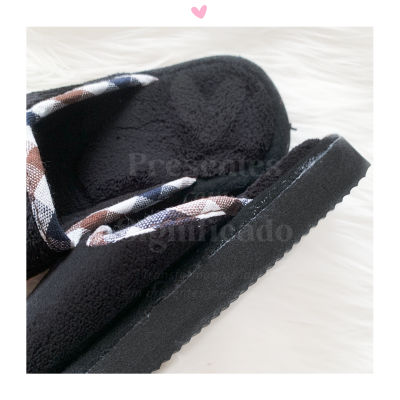 Pantufas pretas com padrão xadrez e sola ondulada