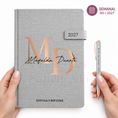 Agenda semanal 2027 com capa cinzenta texturada e caneta cinzenta com detalhes em cobre