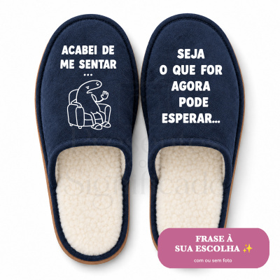 Chinelos de quarto azuis escuros com frases humorísticas brancas e interior felpudo branco.