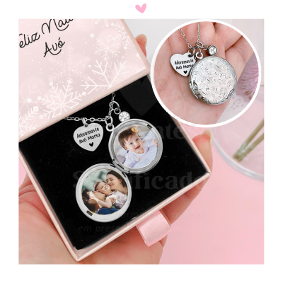 Colar medalhão prateado com pingente coração e fotos, em caixa rosa com flocos de neve