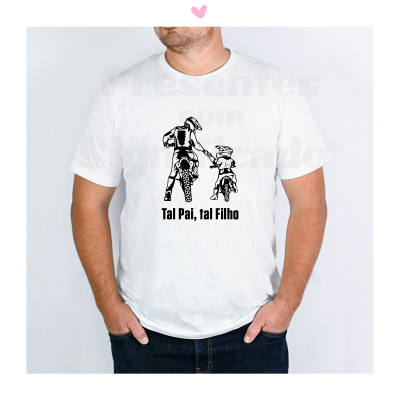 Camisola branca com estampa de homem e criança de bicicleta e texto Tal Pai, tal Filho