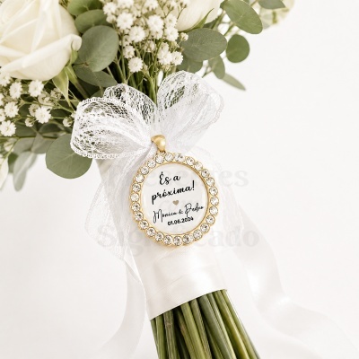 Bouquet com medalha decorativa para casamento