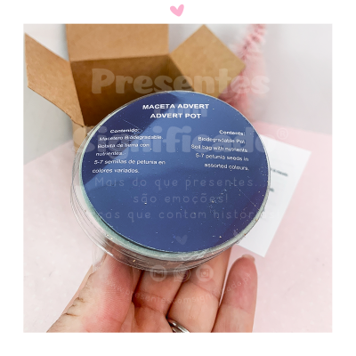 Vaso biodegradável azul com tampa e embalagem castanha aberta