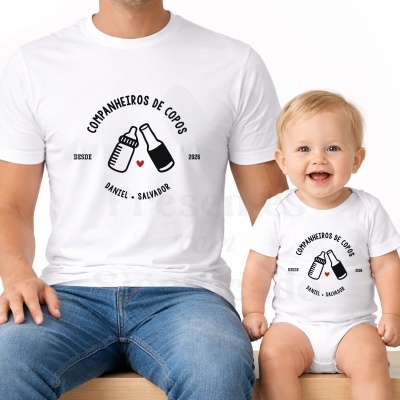 Camisola branca de adulto e body branco de bebé ambos com estampado COMPANHEIROS DE COPOS e desenhos de copos.