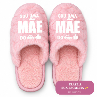 Chinelos rosa felpudos com texto e ícones brancos sobre fundo branco