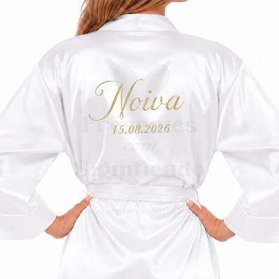 Robe branco de cetim com estampa dourada Noiva 15.08.2026 nas costas