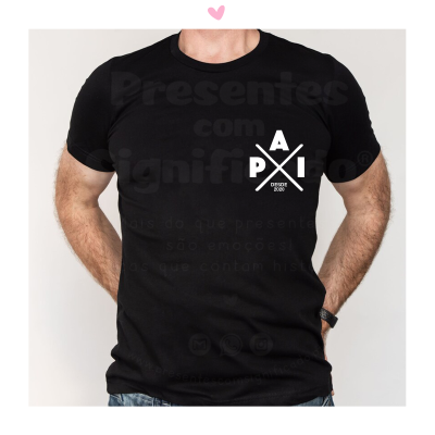 Camiseta preta com estampado branco letras PAXI e DESDE 1990