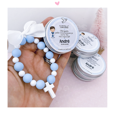 Pulseira de contas com cruz branca e latas personalizadas para comunhão