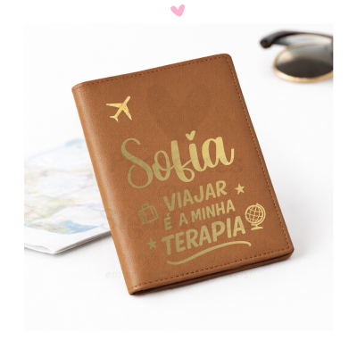 Capa de passaporte castanha com texto dourado