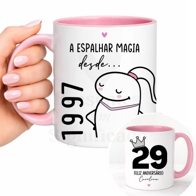 Caneca branca com interior e pega rosa com texto em português e desenho de personagem simples.