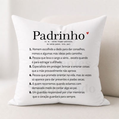 Almofada branca com texto em português sobre padrinho e corações vermelhos