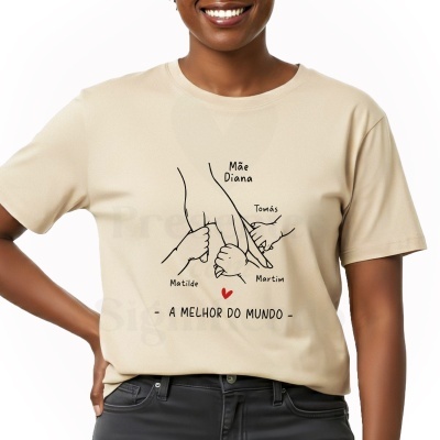 T-shirt bege com ilustração de mãos e texto motivacional em preto e vermelho.