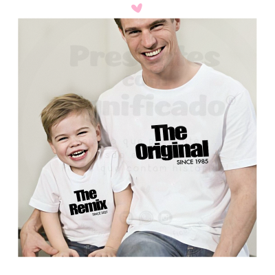 Homem e criança a sorrir usando t-shirts brancas com texto preto em fundo claro