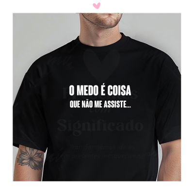 T-shirt preta com texto branco 'O MEDO É COISA QUE NÃO ME ASSISTE...' na frente