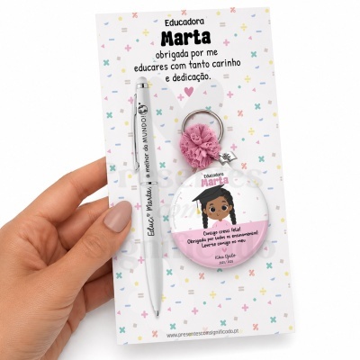 Conjunto de caneta branca e chaveiro com ilustração e texto de agradecimento para educadora Marta