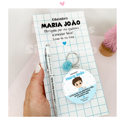 Conjunto de caneta e chaveiro em embalagem com texto para educadora Maria João
