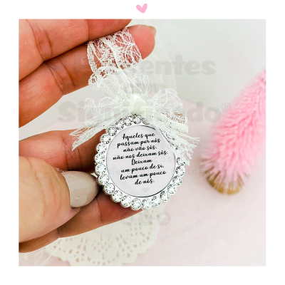 Colar com medalhão redondo prateado e fita branca de renda