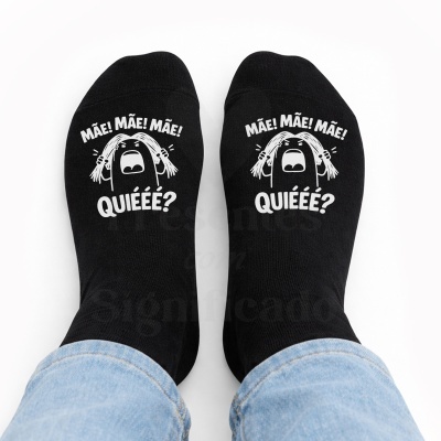 Par de meias pretas com imagem e texto brancoMÃE! MÃE! MÃE! QUIÉÉÉ?