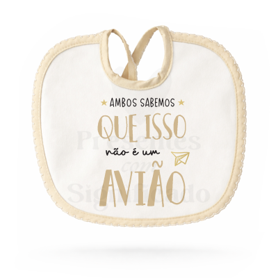 Babete branco com bordas bege e texto impresso humorístico