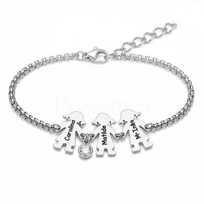 Pulseira prateada com pendentes em forma de bonecas e pedra brilhante