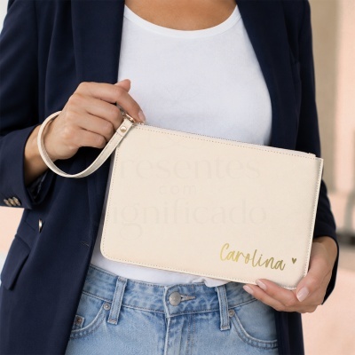 Bolsa creme personalizada com alça e nome Carolina em dourado