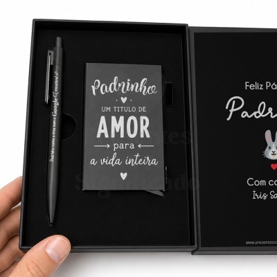 Caixa presente preta com caneta preta e caderno cinzento para padrinho