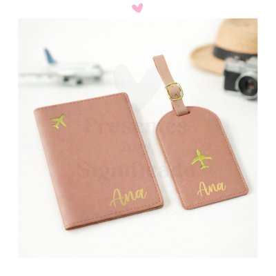 Carteira e etiqueta de bagagem castanhas com detalhes dourados e nome Ana