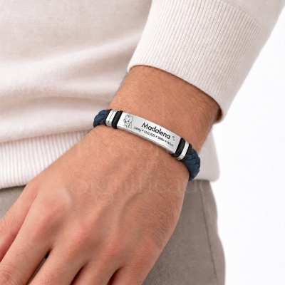 Pulseira azul com placa metálica gravada com nome e detalhes do bebé