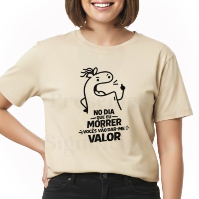 T-shirt bege com estampa preta e texto em português