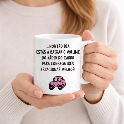 Caneca branca com texto humorístico em português e desenho de um carro cor-de-rosa